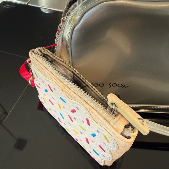 Betsy Johnson Fun Toaster Bag with cross body Chain Strap - Picture 2 of 4